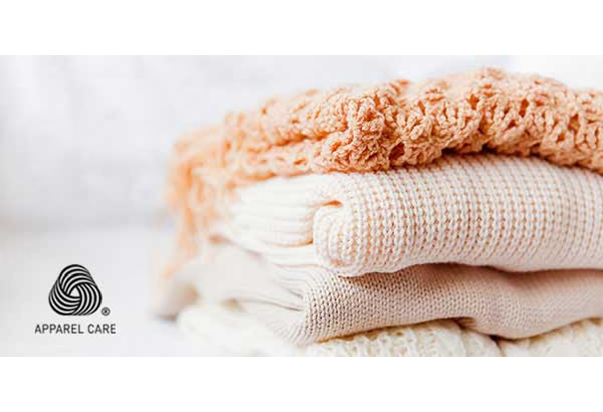 Απεικονίζεται στοίβα από μάλλινα ρούχα.